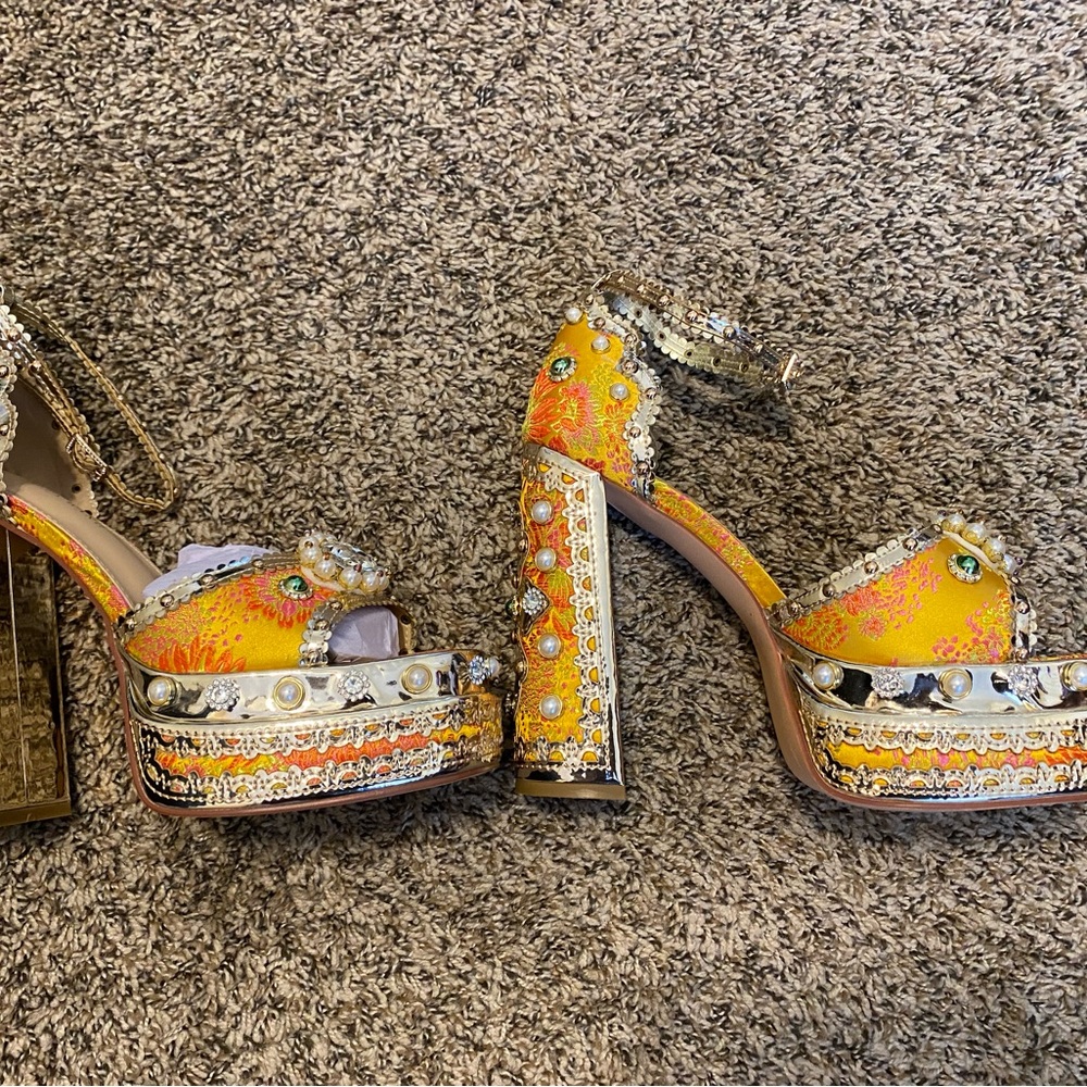 NWOT Elegant Yellow Embellished Platform Heels